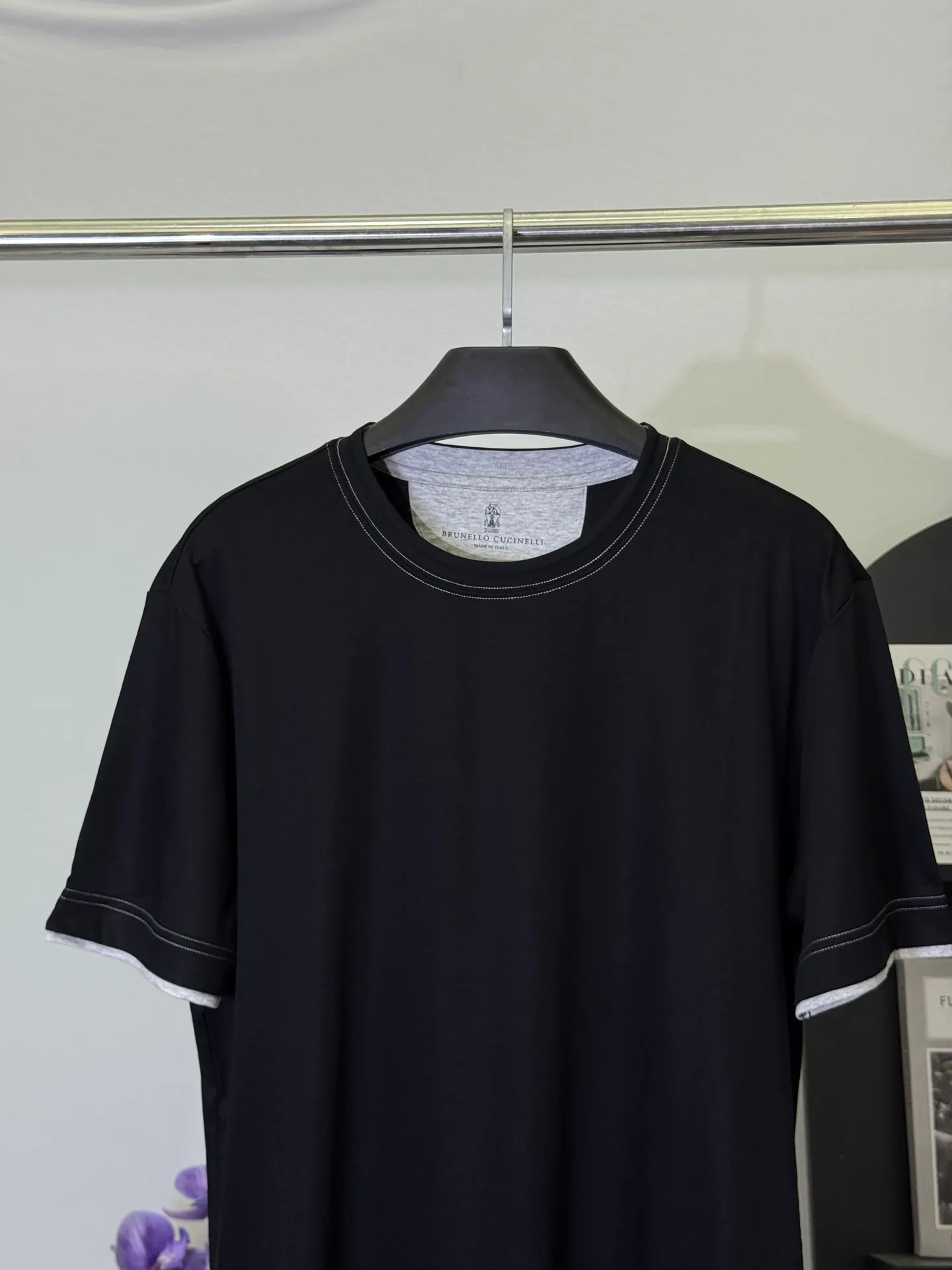 💋 Brunello Cucinelli Black Contrast Line T-shirt Wear Italian luxury and relaxed aesthetics into this neat black T-shirt. The iconic contrasting topstitching outlines the details, paired with the brand's iconic high-count fabric, and is low-key yet rich in texture on a calm black base. It is a taste that knowledgeable people can get at a glance. The brand's high-count blended fabric is selected, which is as soft as clouds, draped and stylish, and the upper body has an "expensive sense of relaxation". The neat and slightly loose version is suitable for daily outings and light business commuting. A black T-shirt can ensure your composure and dignity in all occasions. M-3XL